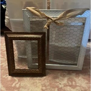 2 hanging frames